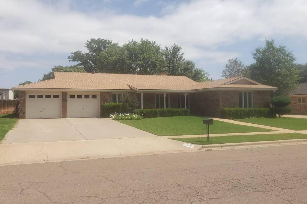 Hot Tub, Privacy, Sleeps 11 & Tons Of Space! Lubbock Ngoại thất bức ảnh