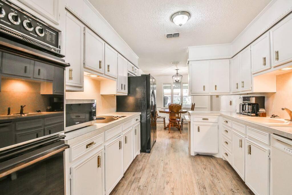 Hot Tub, Privacy, Sleeps 11 & Tons Of Space! Lubbock Ngoại thất bức ảnh
