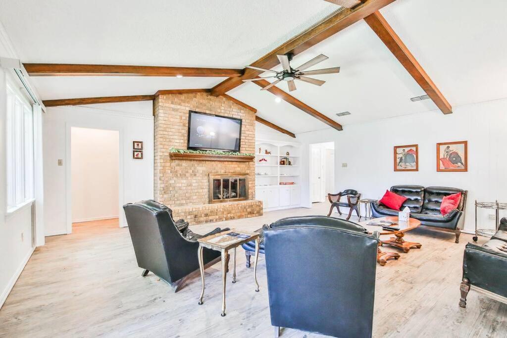 Hot Tub, Privacy, Sleeps 11 & Tons Of Space! Lubbock Ngoại thất bức ảnh