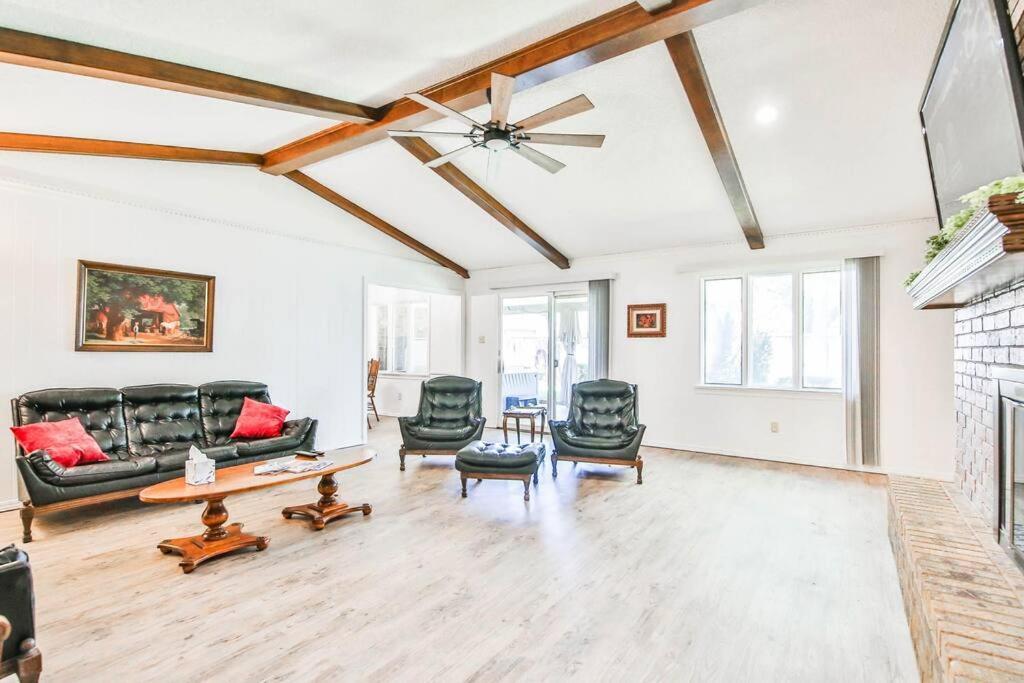 Hot Tub, Privacy, Sleeps 11 & Tons Of Space! Lubbock Ngoại thất bức ảnh