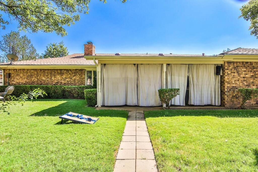 Hot Tub, Privacy, Sleeps 11 & Tons Of Space! Lubbock Ngoại thất bức ảnh