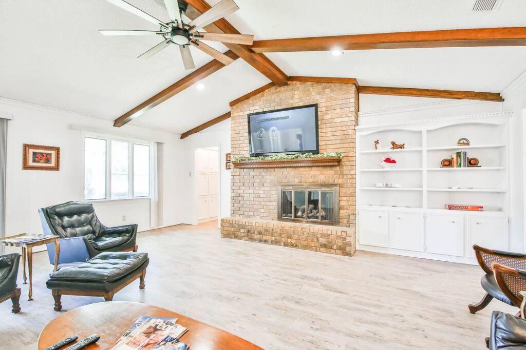 Hot Tub, Privacy, Sleeps 11 & Tons Of Space! Lubbock Ngoại thất bức ảnh