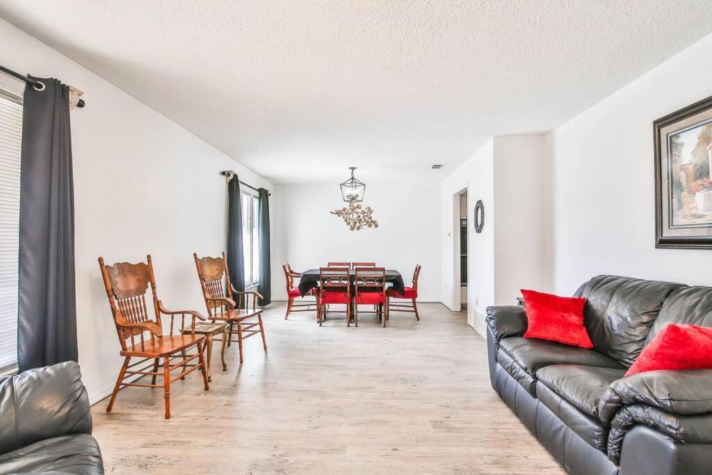 Hot Tub, Privacy, Sleeps 11 & Tons Of Space! Lubbock Ngoại thất bức ảnh