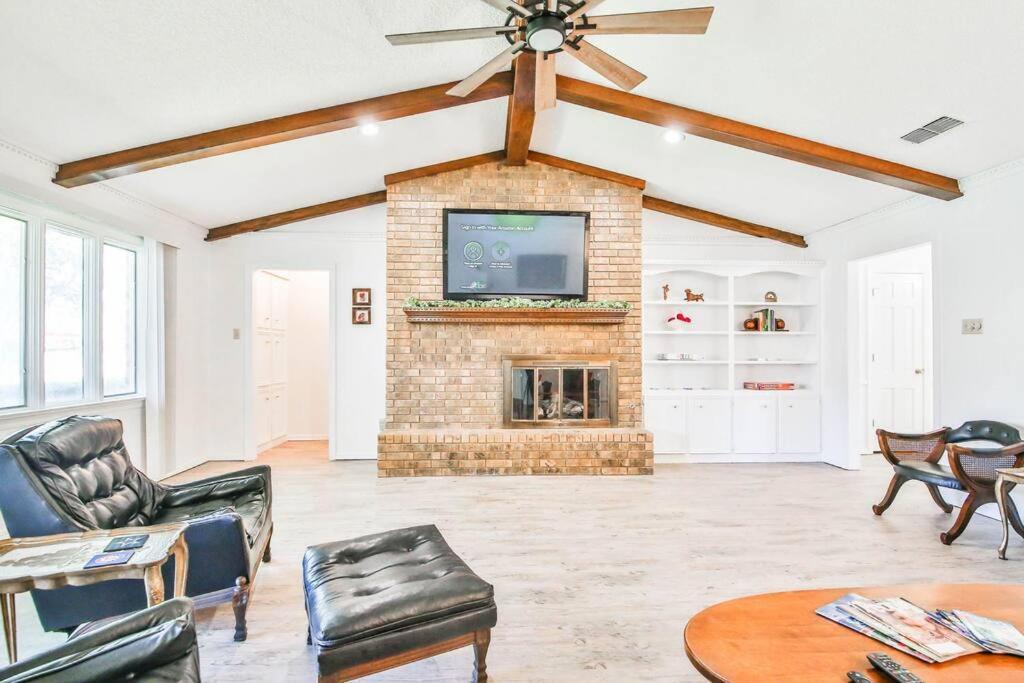 Hot Tub, Privacy, Sleeps 11 & Tons Of Space! Lubbock Ngoại thất bức ảnh