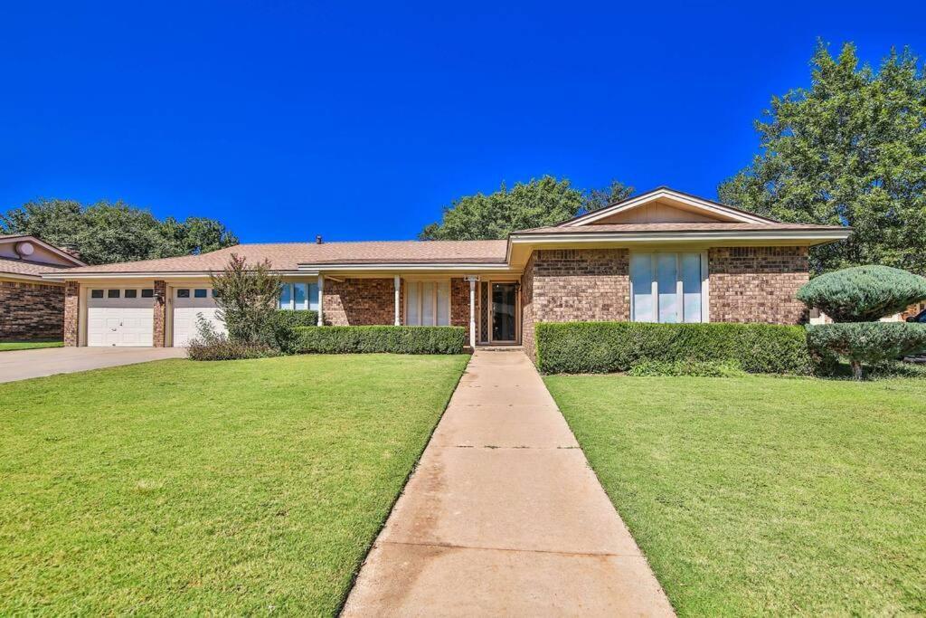 Hot Tub, Privacy, Sleeps 11 & Tons Of Space! Lubbock Ngoại thất bức ảnh
