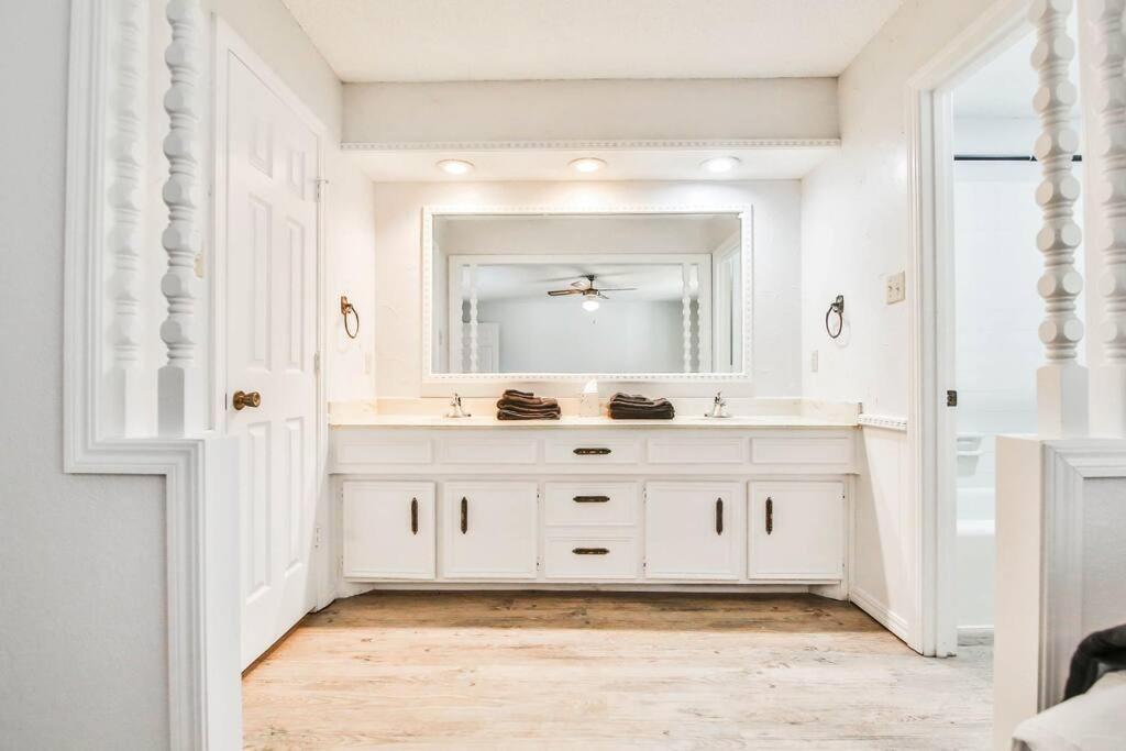 Hot Tub, Privacy, Sleeps 11 & Tons Of Space! Lubbock Ngoại thất bức ảnh