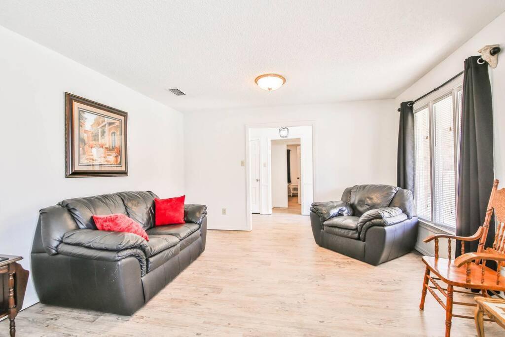 Hot Tub, Privacy, Sleeps 11 & Tons Of Space! Lubbock Ngoại thất bức ảnh