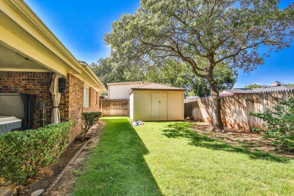 Hot Tub, Privacy, Sleeps 11 & Tons Of Space! Lubbock Ngoại thất bức ảnh