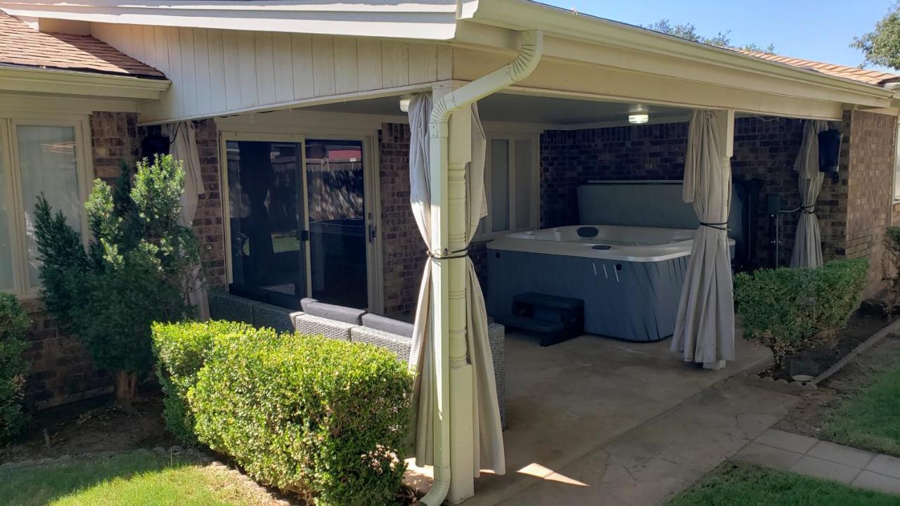 Hot Tub, Privacy, Sleeps 11 & Tons Of Space! Lubbock Ngoại thất bức ảnh