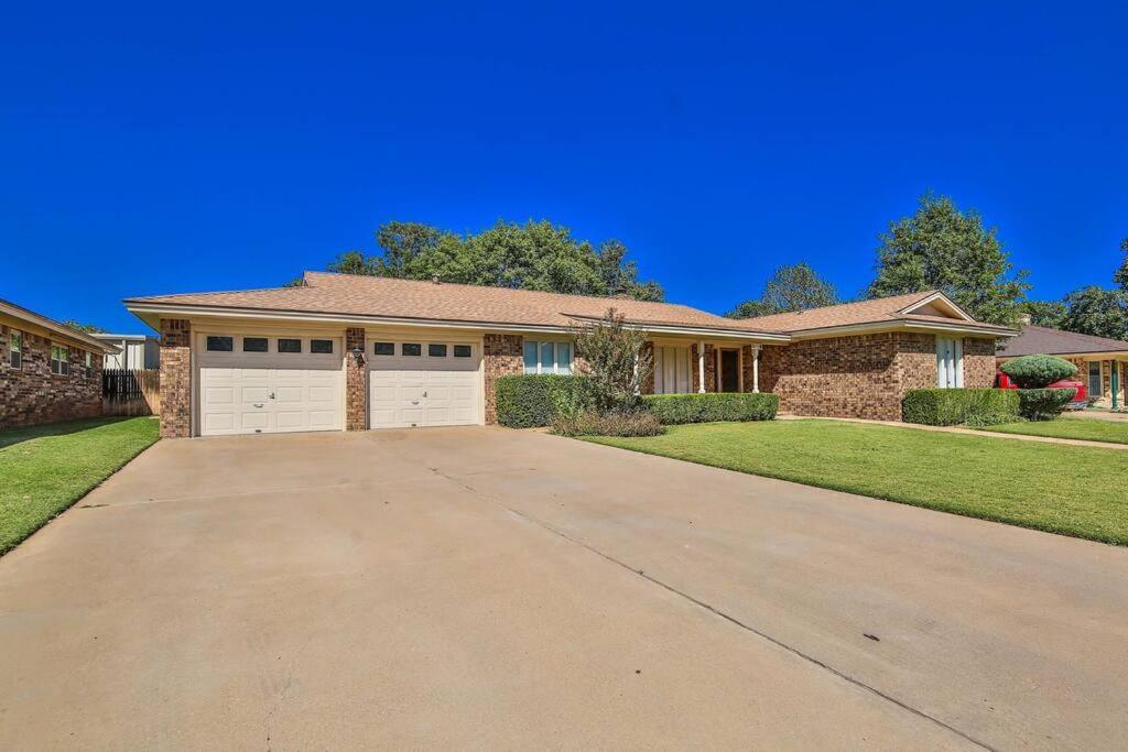 Hot Tub, Privacy, Sleeps 11 & Tons Of Space! Lubbock Ngoại thất bức ảnh