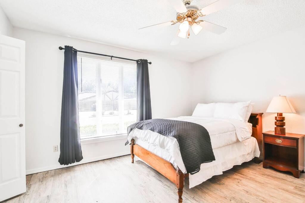 Hot Tub, Privacy, Sleeps 11 & Tons Of Space! Lubbock Ngoại thất bức ảnh