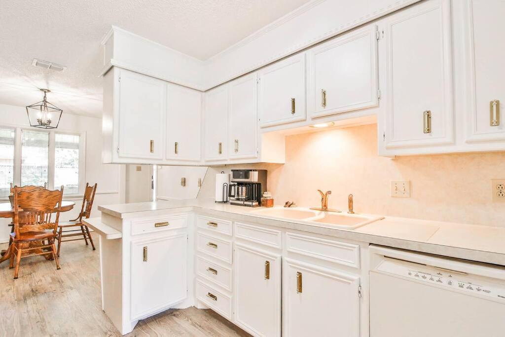 Hot Tub, Privacy, Sleeps 11 & Tons Of Space! Lubbock Ngoại thất bức ảnh
