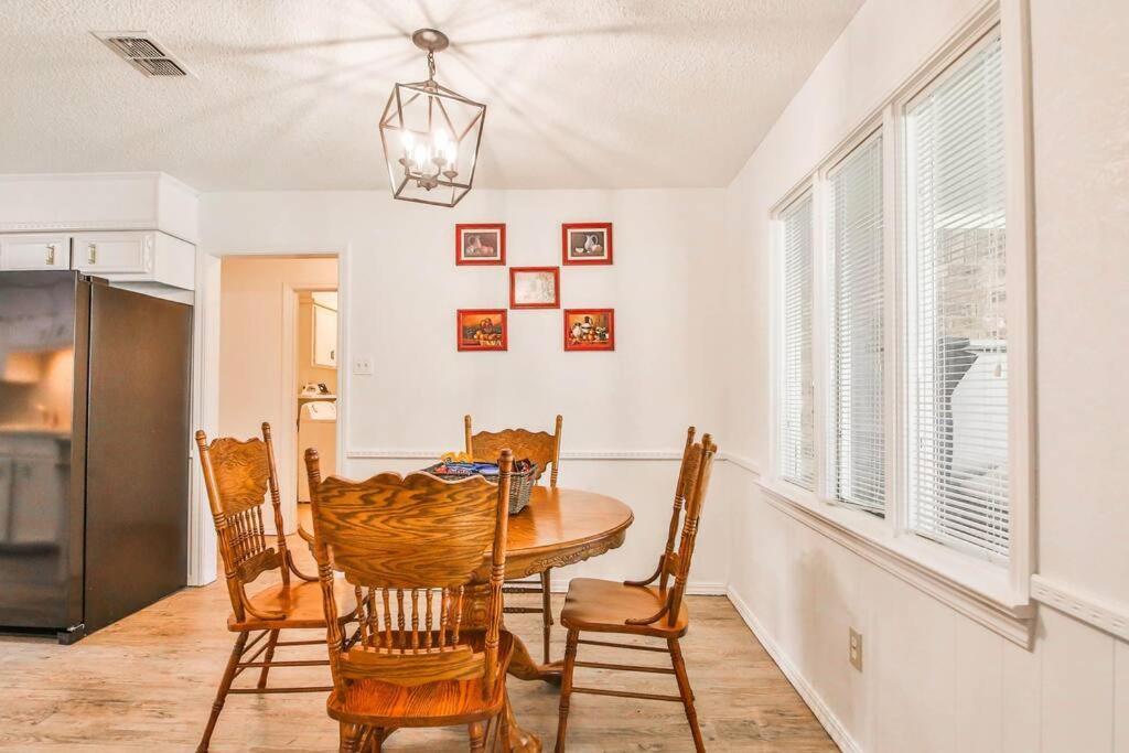 Hot Tub, Privacy, Sleeps 11 & Tons Of Space! Lubbock Ngoại thất bức ảnh