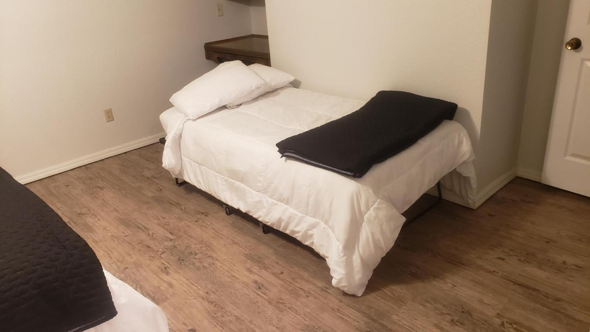 Hot Tub, Privacy, Sleeps 11 & Tons Of Space! Lubbock Ngoại thất bức ảnh